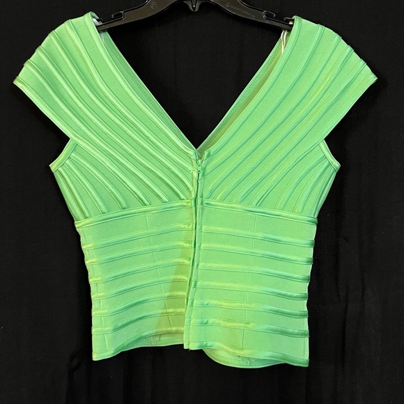 JS Signature Top - beautiful, light green short top, Size 6 - Picture 2 of 3